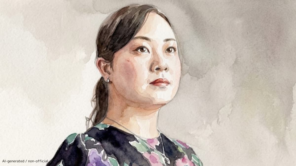 穏やかな表情で斜め上を見上げる、ピアニスト桑原志織を描いた水彩画の似顔絵。黒地に花柄のドレスを着用し、柔らかな色彩と滲みで彼女の芸術的な深みと人間的な魅力を表現している。